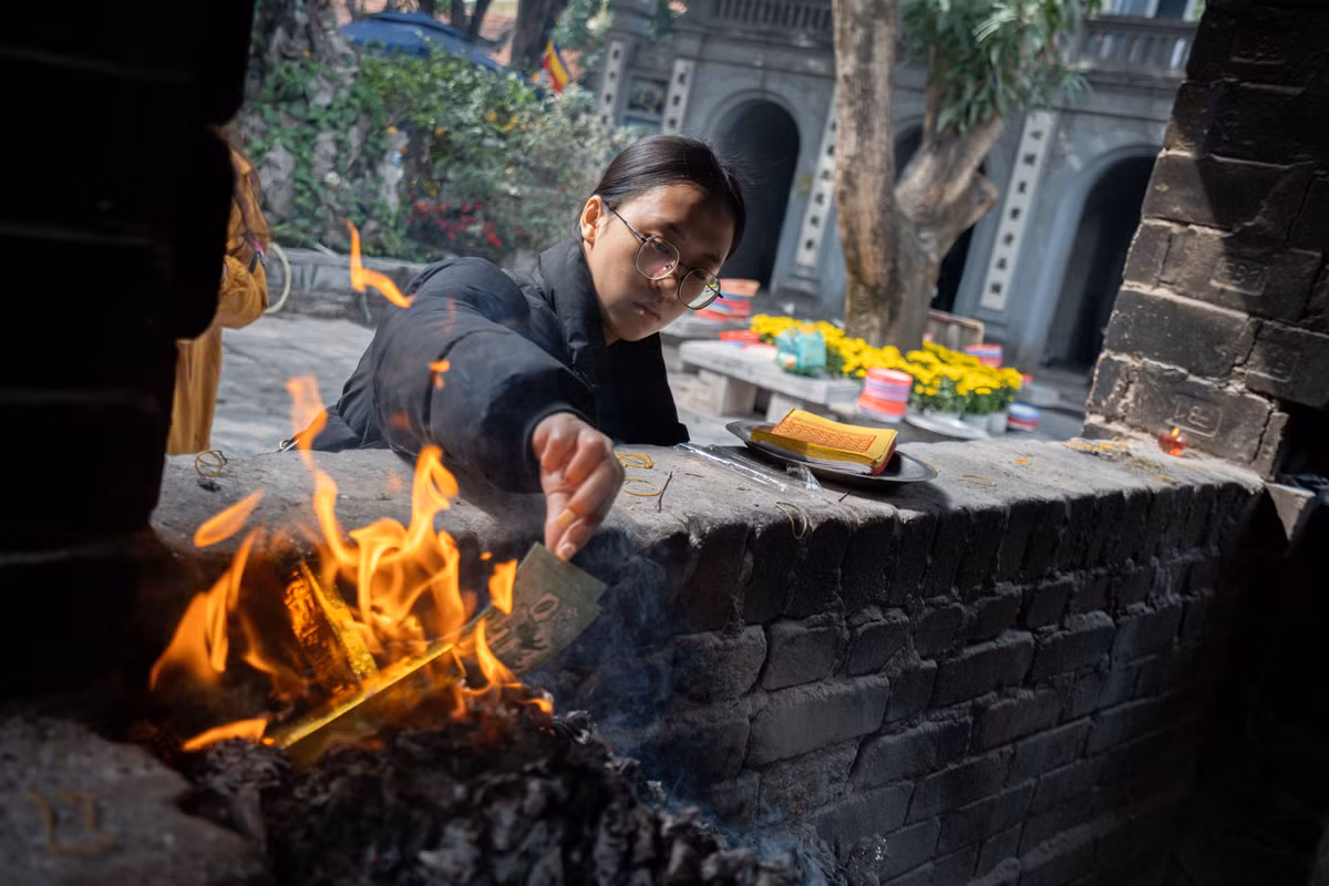 “Những ngày cuối năm, tôi muốn đến chùa Hà để tạ lễ, nhìn lại những điều đã trải qua trong suốt một năm qua. Sau nhiều biến chuyển, tôi chỉ mong năm mới ổn định hơn, công việc và cuộc sống thuận lợi, bình an hơn. Tôi cũng hy vọng sẽ gặp được một nhân duyên phù hợp, đến một cách trọn vẹn và chân thành”, chị Tạ Huyền Trang (28 tuổi, Đan Phượng) chia sẻ.