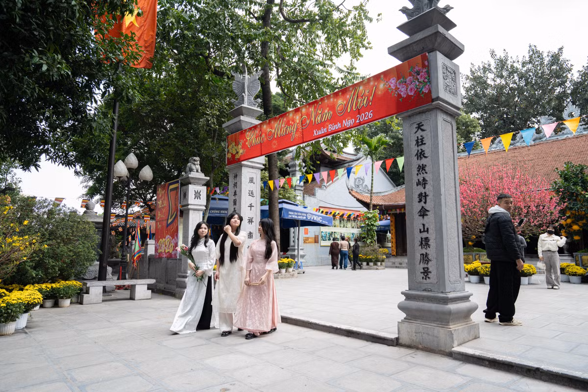 Giữa guồng quay hối hả của nhịp sống hiện đại, việc đi lễ tạ cuối năm dần trở thành nét văn hóa của một bộ phận người trẻ, không chỉ mang ý nghĩa tín ngưỡng mà còn giúp họ cân bằng cảm xúc, khép lại năm cũ nhẹ nhõm và khởi đầu năm mới với niềm tin tích cực.