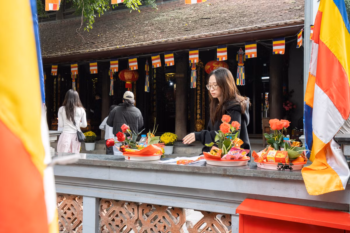 Với quan niệm “có thờ có thiêng”, nhiều người tin rằng thành tâm dâng lễ ở chùa giúp tình duyên suôn sẻ, thuận lợi hơn. Từng phần lễ được chăm chút cẩn thận, thể hiện sự tôn nghiêm khi bước vào không gian tâm linh.