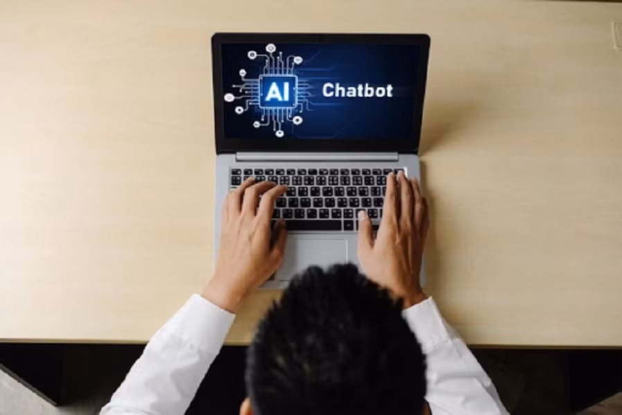 MIT Technology Review chỉ ra rủi ro hiện tại như tin giả và xói mòn quyền riêng tư.