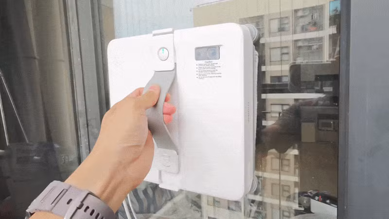 Hiệu quả lau kính của Winbot Mini 2 được đánh giá ở mức khá tốt nếu mặt kính chỉ bám bụi nhẹ, dấu nước hoặc các vết bẩn hình thành trong quá trình sử dụng hằng ngày, nhờ hệ thống phun sương siêu âm giúp khăn lau giữ được độ ẩm ổn định và hạn chế tình trạng để lại vệt lớn trên kính.