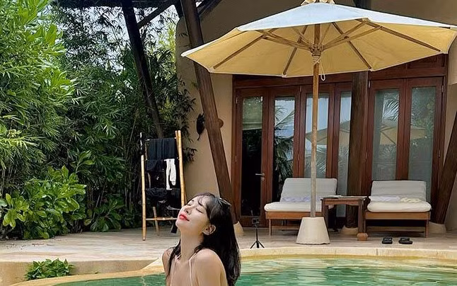 Bộ sưu tập bikini phong phú giúp cô được mệnh danh là “bậc thầy thời trang đi biển”.