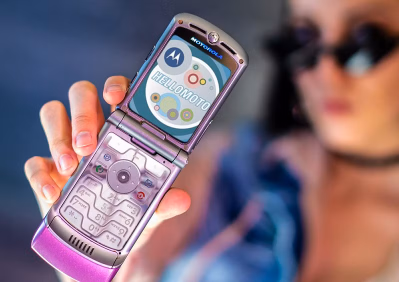 Thiết kế siêu mỏng, nắp gập sành điệu cùng bàn phím kim loại sáng xanh khiến Razr V3 nổi bật giữa rừng điện thoại dày cộm lúc bấy giờ.