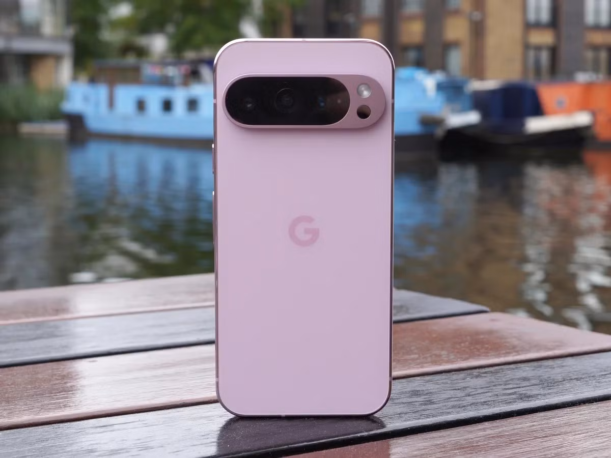 Google Pixel 9 Pro nhỏ hơn đời trước, dùng chip Tensor G4, camera mạnh và tối ưu AI từ Google trong thân hình nhỏ nhắn.
