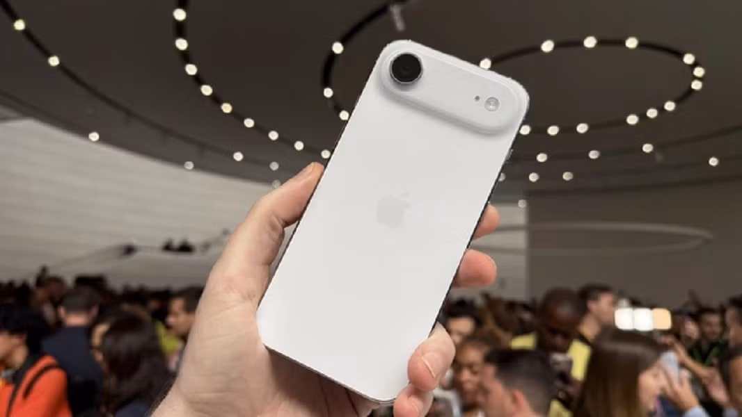 Anh từng xuất hiện nổi bật trong video giới thiệu iPhone Air tại sự kiện ra mắt.
