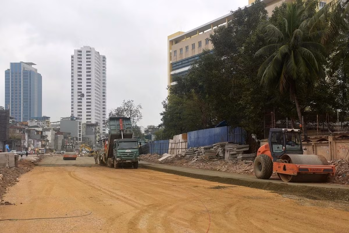 Trên công trường, máy móc, vật liệu, thiết bị xây dựng hoạt động liên tục, duy trì nhịp độ làm việc.