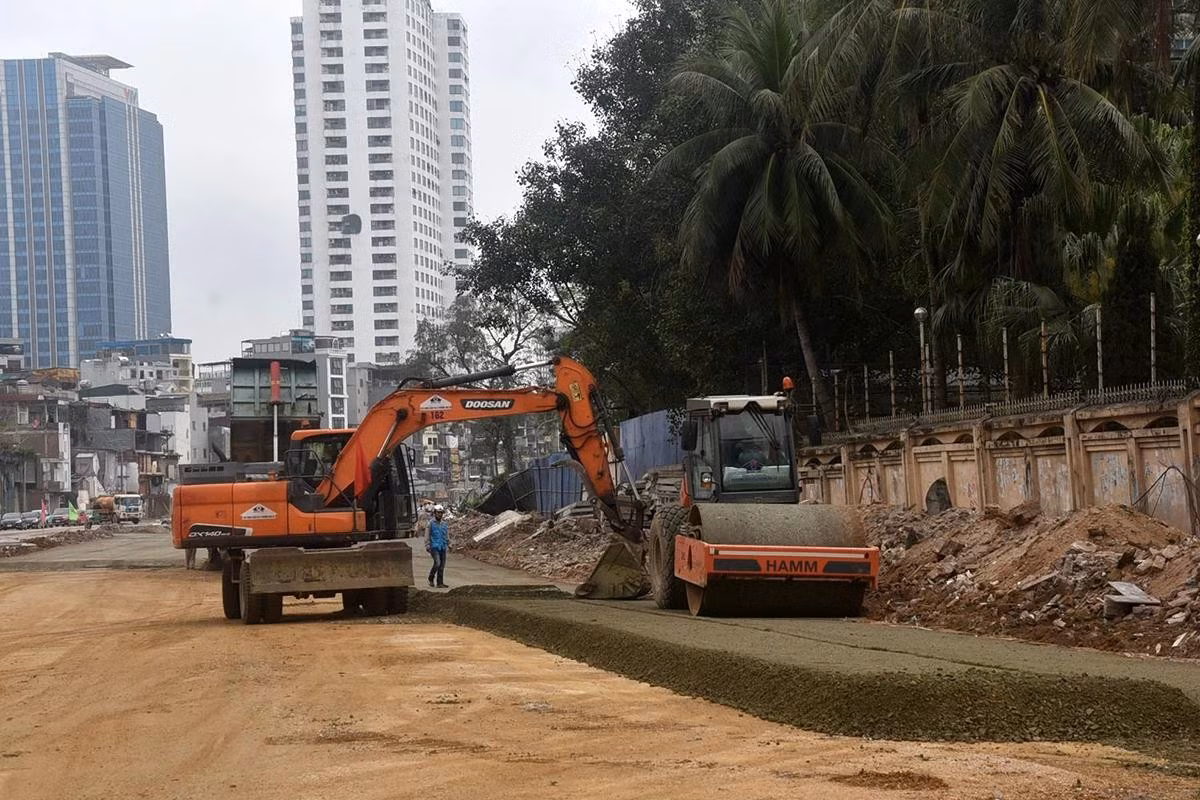 Các nhóm công nhân chia thành nhiều nhóm, đảm nhận nhiều hạng mục công việc trên công trường.