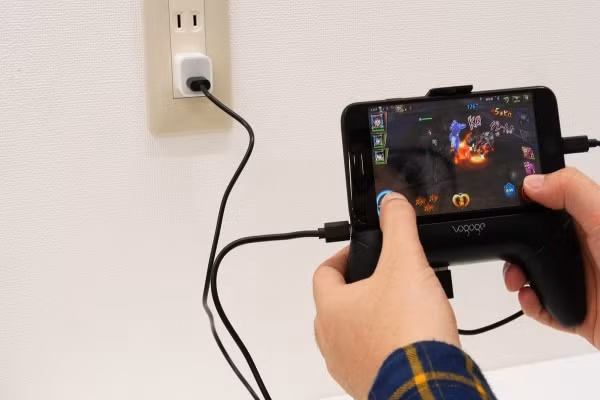 Một lưu ý quan trọng khác là hạn chế chơi game, xem video độ phân giải cao hoặc chạy các ứng dụng nặng khi đang sạc, bởi lúc này điện thoại vừa tiêu thụ điện năng cho tác vụ đang thực hiện vừa nhận điện để nạp pin, khiến nhiệt lượng tăng lên đáng kể, làm giảm hiệu quả sạc và có thể ảnh hưởng đến độ bền của pin trong thời gian dài.