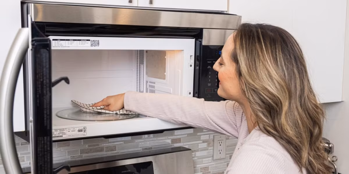 Vệ sinh lò định kỳ không chỉ giữ món ăn ngon miệng mà còn giúp thiết bị hoạt động hiệu quả, ít tốn điện hơn.