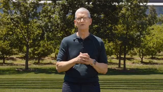 WWDC 2026 đã khép lại bằng một khoảnh khắc đầy cảm xúc khi Tim Cook gửi lời tri ân tới cộng đồng lập trình viên toàn cầu trong lần cuối cùng xuất hiện tại sự kiện với tư cách CEO Apple, đánh dấu chặng đường gần 15 năm lãnh đạo một trong những tập đoàn công nghệ có giá trị nhất thế giới.
