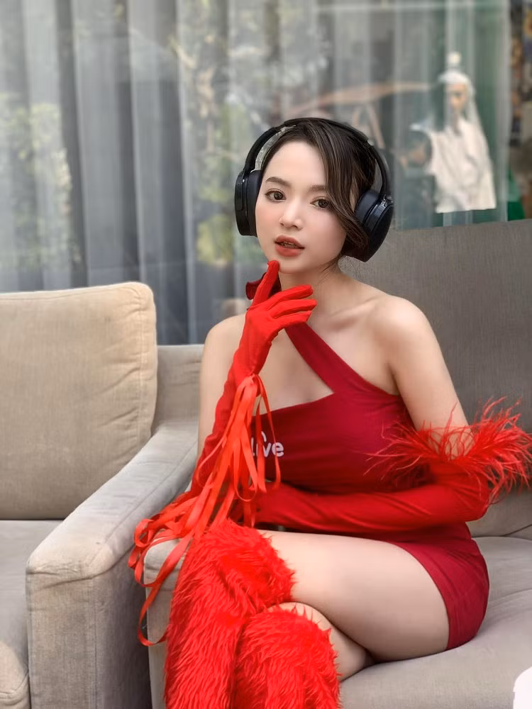 Nhan sắc của cô từng nhiều lần khiến cộng đồng mạng “chao đảo” và lần này cũng không ngoại lệ.