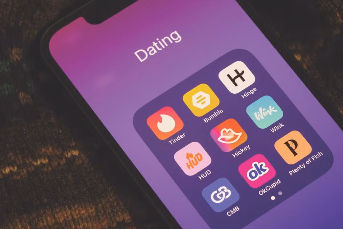 Trong thời đại số, các ứng dụng hẹn hò như Tinder, Bumble hay Facebook Dating đã trở thành công cụ quen thuộc giúp hàng triệu người tìm kiếm tình yêu chỉ bằng vài thao tác vuốt màn hình, nhưng phía sau sự tiện lợi ấy lại xuất hiện một nghịch lý đáng lo ngại khi việc kết nối trở nên dễ dàng hơn thì cảm giác cô đơn và mệt mỏi trong chuyện tình cảm cũng gia tăng mạnh mẽ.