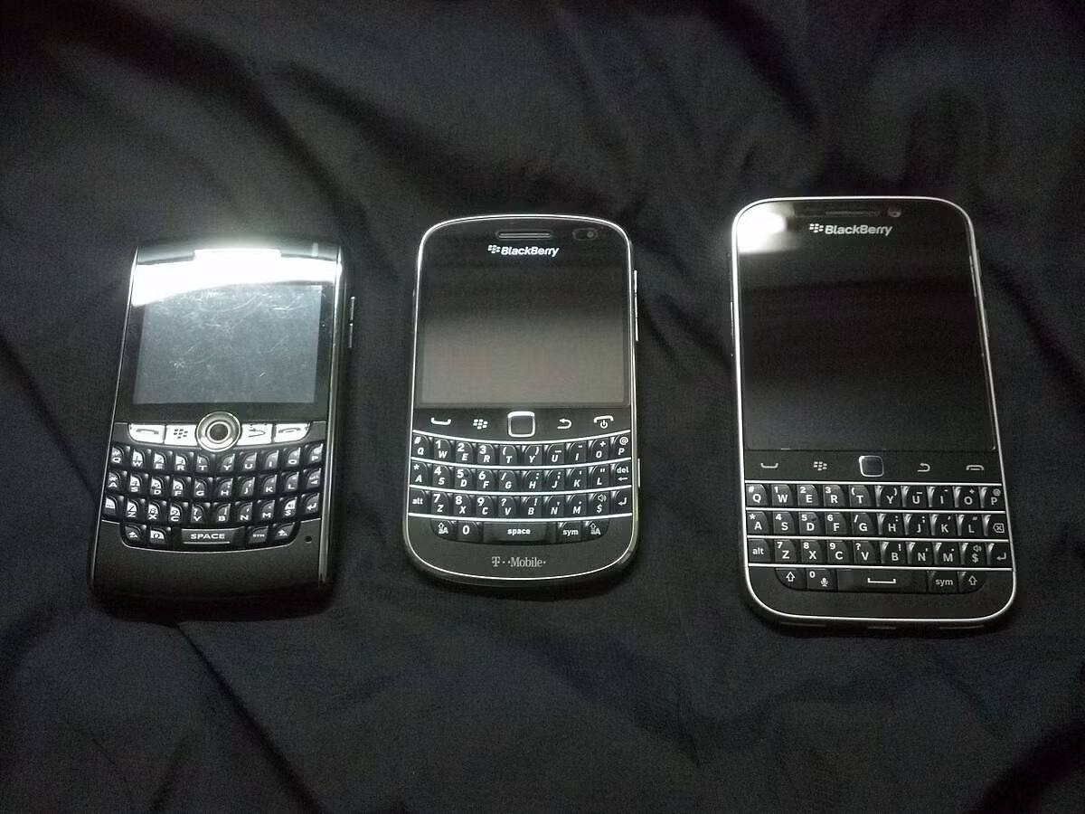 Từ vị thế ông hoàng doanh nhân, BlackBerry tụt dốc vì không bắt kịp xu hướng điện thoại cảm ứng do Apple khởi xướng. (Ảnh:Wikipedia)