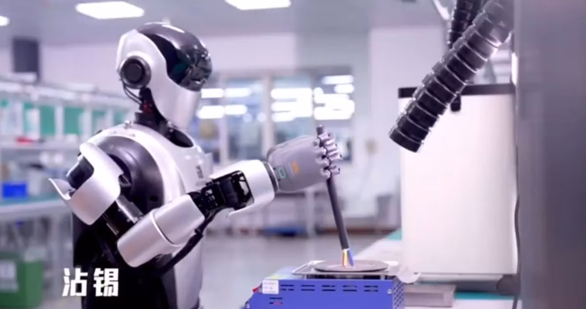 Sau huấn luyện, robot được đưa vào nhà máy ô tô, ngành năng lượng và logistics để thay thế con người ở các công việc nặng nhọc, nguy hiểm.