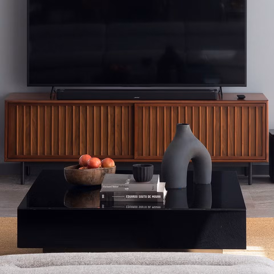 Đối với những người yêu thích sự đơn giản và tiện lợi, loa soundbar là lựa chọn rất đáng cân nhắc. Thiết bị này có thể kết nối nhanh với TV thông qua cổng HDMI ARC, eARC hoặc cáp quang kỹ thuật số, đồng thời giúp tăng cường độ rõ nét của âm thanh và cải thiện khả năng tái tạo giọng nói trong các bộ phim hoặc chương trình truyền hình.