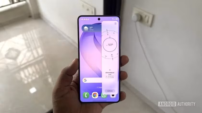 Một trong những tính năng đáng chú ý nhất là bộ công cụ được tích hợp trong Edge Panel, nơi Samsung trang bị sẵn la bàn và thước kẻ kỹ thuật số. Chỉ với vài thao tác kích hoạt trong phần cài đặt màn hình, người dùng có thể sử dụng la bàn để xác định phương hướng và theo dõi tọa độ hiện tại ngay trên điện thoại. Ngoài ra, thước kẻ ảo còn hỗ trợ chuyển đổi giữa đơn vị cm và inch, đồng thời cho phép hiệu chuẩn để tăng độ chính xác trong quá trình đo đạc. (Ảnh Android Authority)