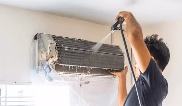 Thực tế, việc điều hòa vẫn chạy và thổi gió không đồng nghĩa với việc thiết bị đang hoạt động hiệu quả, bởi bụi bẩn tích tụ lâu ngày có thể âm thầm làm suy giảm khả năng làm mát.