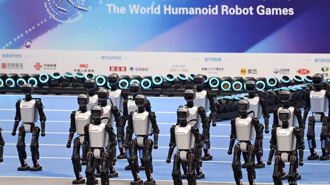 Thế nhưng nhiều robot khiến khán giả bật cười khi đi loạng choạng, ngã nhào, mất 17 phút để nhặt vài mảnh rác hay 5 phút chỉ để lấy 3 hộp thuốc.(Ảnh:Zhang Chenlin/Xinhua/IMAGO)