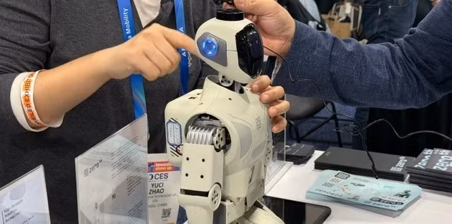 4. Robot an ninh Zeroth sở hữu vẻ ngoài thân thiện nhưng có khả năng giám sát nhà cửa và thú cưng. Sản phẩm còn phát hiện té ngã ở người cao tuổi, trở thành bạn đồng hành công nghệ trong gia đình.