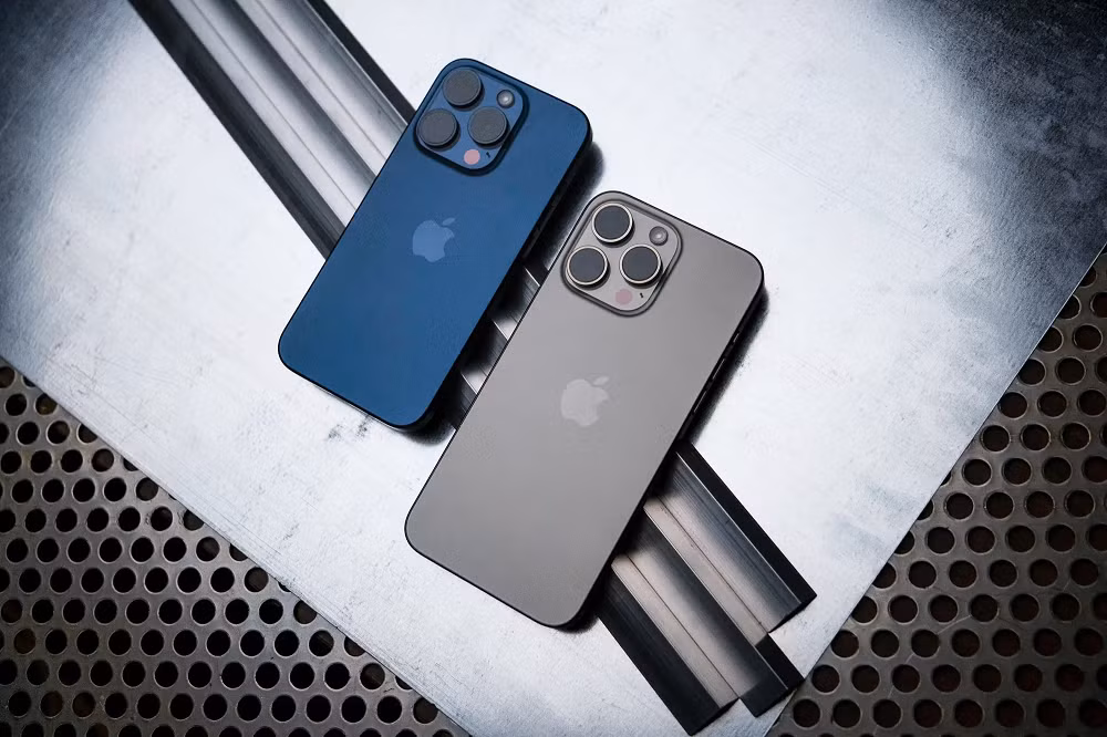 Apple vừa chính thức phát hành bản cập nhật iOS 26.5.2 dành cho người dùng iPhone với trọng tâm là khắc phục gần 25 lỗ hổng bảo mật quan trọng, trong bối cảnh các cuộc tấn công mạng ngày càng tinh vi và nhiều công cụ trí tuệ nhân tạo (AI) đang được tin tặc tận dụng để phát hiện, khai thác điểm yếu trên thiết bị nhanh hơn trước, khiến việc cập nhật phần mềm trở thành một trong những biện pháp bảo vệ dữ liệu hiệu quả nhất.