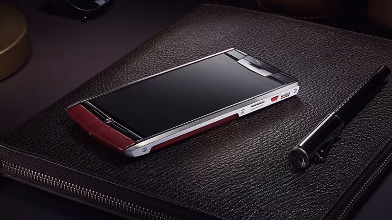 Ở thời kỳ hoàng kim, mỗi chiếc Vertu không chỉ là thiết bị liên lạc mà còn đi kèm dịch vụ concierge 24/7, cho phép người dùng đặt nhà hàng Michelin, thuê máy bay riêng hay tận hưởng các đặc quyền đẳng cấp.