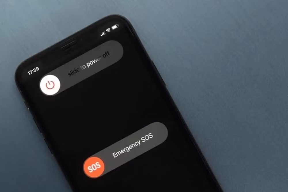 Nếu smartphone xuất hiện tình trạng nóng bất thường sau khi để trong xe, người dùng nên tắt nguồn, tháo ốp lưng rồi đặt máy ở nơi thoáng mát hoặc gần luồng gió điều hòa để nhiệt độ giảm dần một cách tự nhiên thay vì làm lạnh sốc.