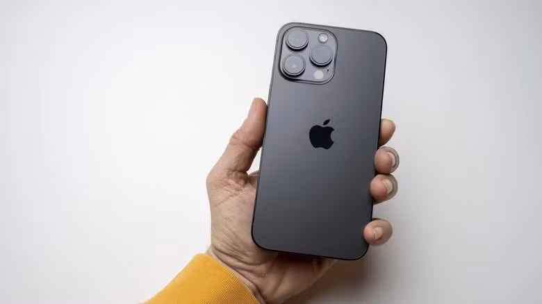 Giới công nghệ nhận định trong bối cảnh smartphone ngày càng đắt đỏ, việc chọn mua iPhone cũ đời 2-4 năm tuổi đang trở thành xu hướng thông minh, giúp người dùng tiết kiệm hàng chục triệu đồng nhưng vẫn có trải nghiệm cao cấp trong nhiều năm tiếp theo.