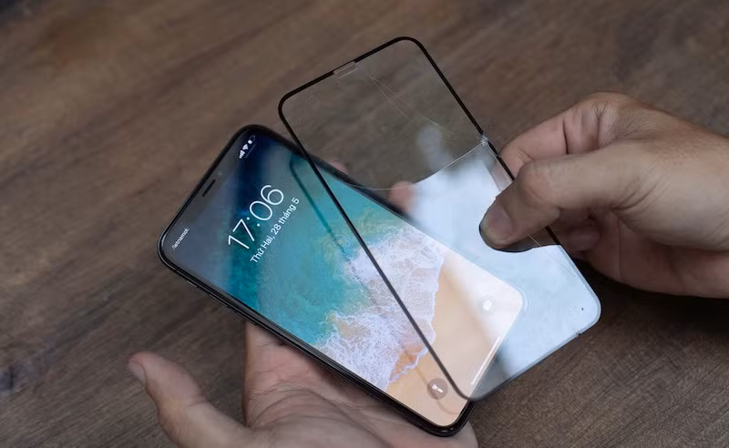 Một số dòng kính hiện đại còn tích hợp thêm tính năng lọc ánh sáng xanh hoặc giảm chói, góp phần cải thiện trải nghiệm sử dụng trong thời gian dài.
