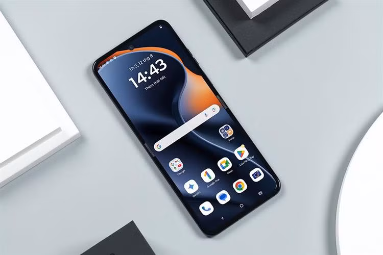 Về hiệu năng, Motorola Razr 60 5G được trang bị vi xử lý Snapdragon 7 Gen 1 đi kèm RAM 8GB và bộ nhớ trong 256GB, đáp ứng tốt các nhu cầu làm việc, giải trí, chụp ảnh, xem phim hay đa nhiệm hằng ngày mà vẫn đảm bảo khả năng tiết kiệm năng lượng hiệu quả.