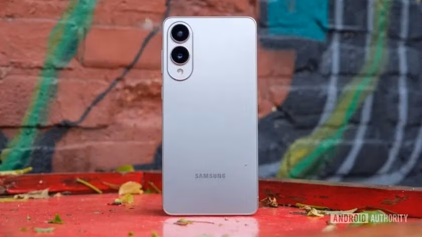 Samsung Galaxy S25 Edge bị chê vì tản nhiệt kém, pin yếu, sạc chậm và có thể sớm lỗi thời khi Galaxy S26 Edge ra mắt với pin 4.400mAh.(Ảnh: Android Authority)