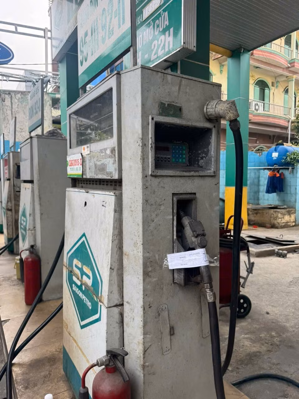 Trụ xăng dầu bị niêm phong.