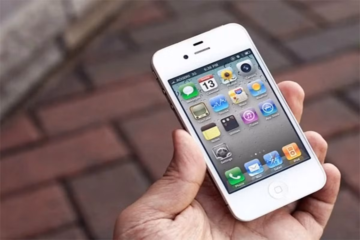 Đến năm 2010, iPhone 4 xuất hiện với thiết kế “bánh kẹp kính” mang tính biểu tượng.