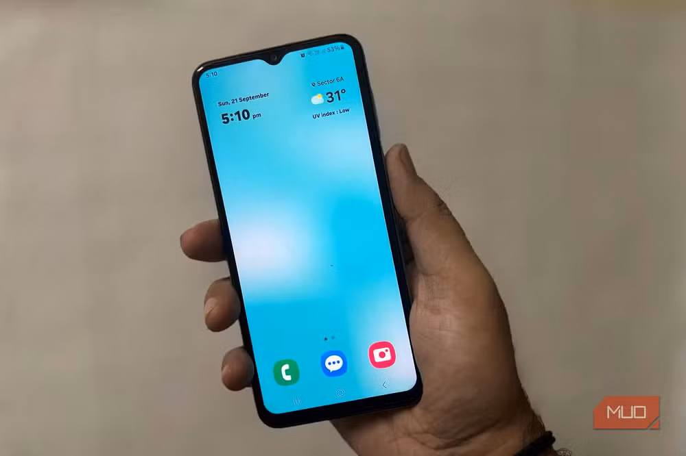 Không ít người dùng Samsung thường nghĩ điện thoại chậm dần theo thời gian là điều tất yếu, nhưng thực tế nguyên nhân lớn lại đến từ hàng loạt ứng dụng “bloatware” được cài sẵn và âm thầm chiếm RAM, pin cũng như tài nguyên hệ thống suốt nhiều năm sử dụng. (Ảnh: MUO)