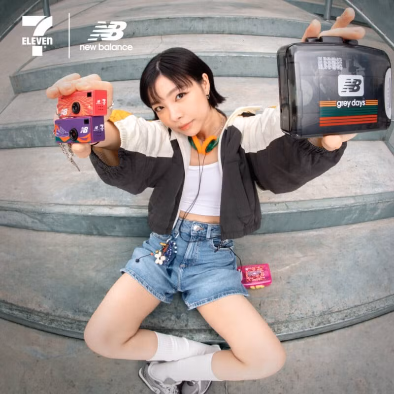 Tâm điểm của bộ sưu tập lần này là mẫu máy ảnh mini mang thương hiệu New Balance với thiết kế siêu nhỏ gọn, chỉ nặng 24 gram, đủ để người dùng dễ dàng mang theo bên mình hoặc treo trên túi xách, balo như một món phụ kiện thời trang độc đáo và khác biệt.