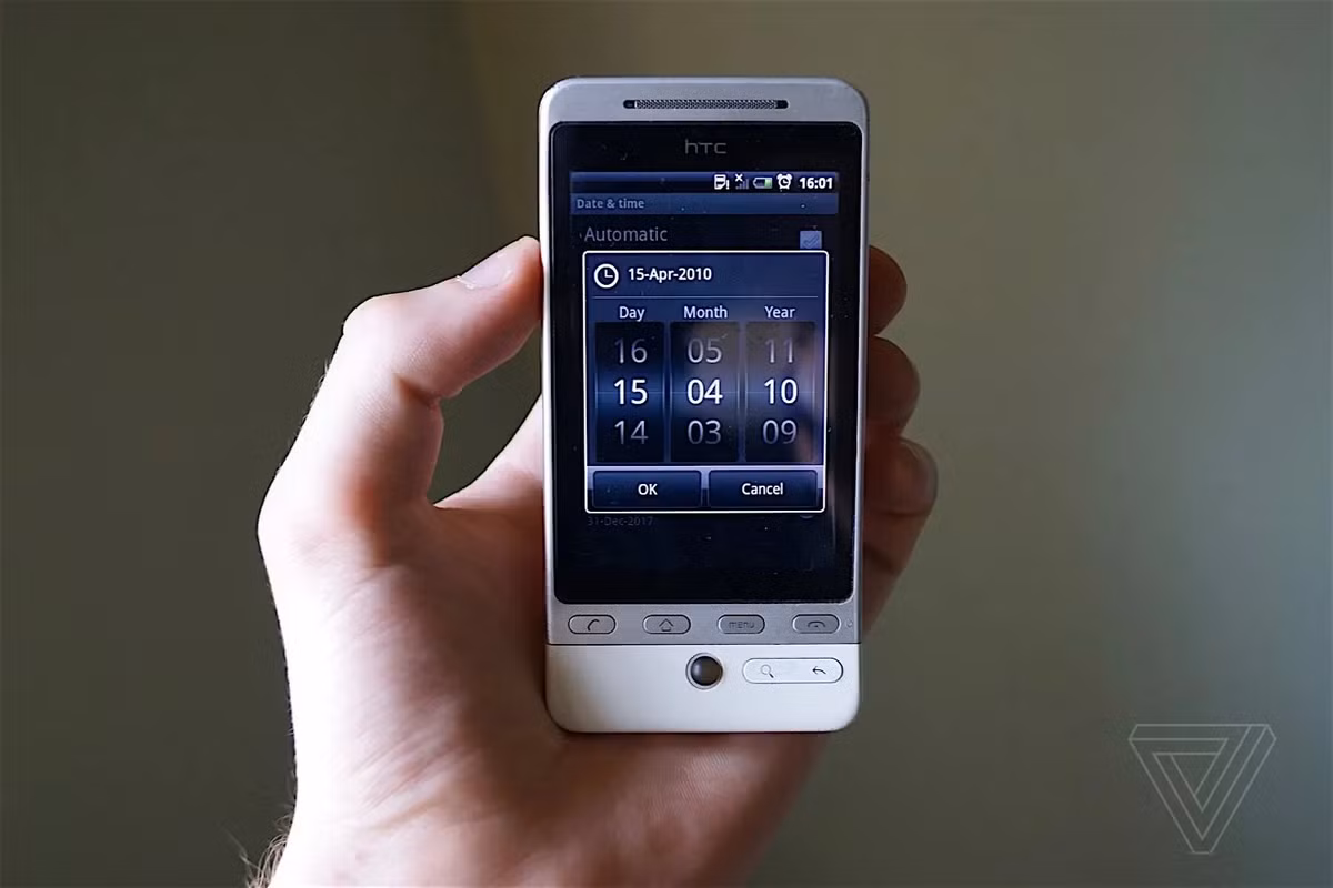 Thị trường smartphone đang chứng kiến một nghịch lý khó tin khi giá bán liên tục leo thang nhưng nhiều mẫu điện thoại giá rẻ thế hệ mới lại bị cắt giảm tính năng, thậm chí quay trở lại sử dụng những công nghệ từng phổ biến từ giai đoạn 2015 - 2016.