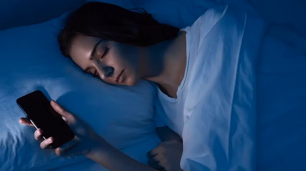 Tuy nhiên, điều đáng lo ngại không nằm ở sóng điện thoại mà ở cách chúng ta sử dụng nó sai thời điểm.