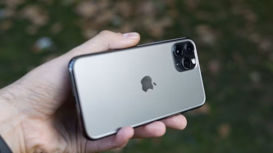 Thiết kế “3 mắt” này sau đó trở thành dấu ấn nhận diện của các dòng iPhone Pro cho tới hiện tại.