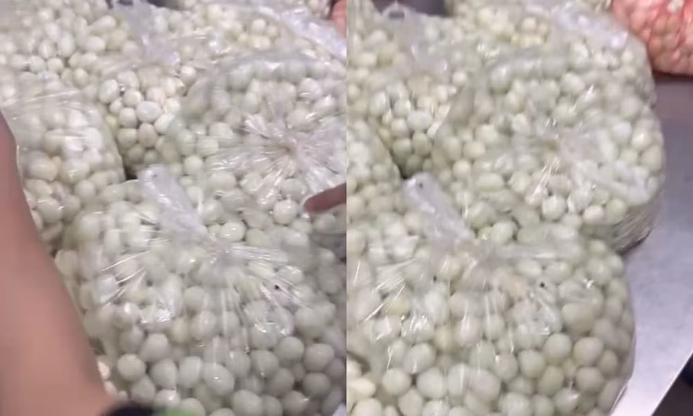 Trứng cút được đưa vào Trường Tiểu học Cự Khê bị phụ huynh phát hiện có mùi ôi thiu.