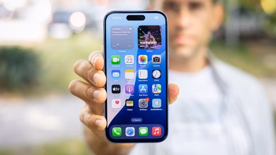 Hàng triệu người dùng iPhone trên toàn cầu đang được khuyến nghị cập nhật iOS 26 càng sớm càng tốt để tránh rủi ro bảo mật. (Ảnh: Bloomberg)