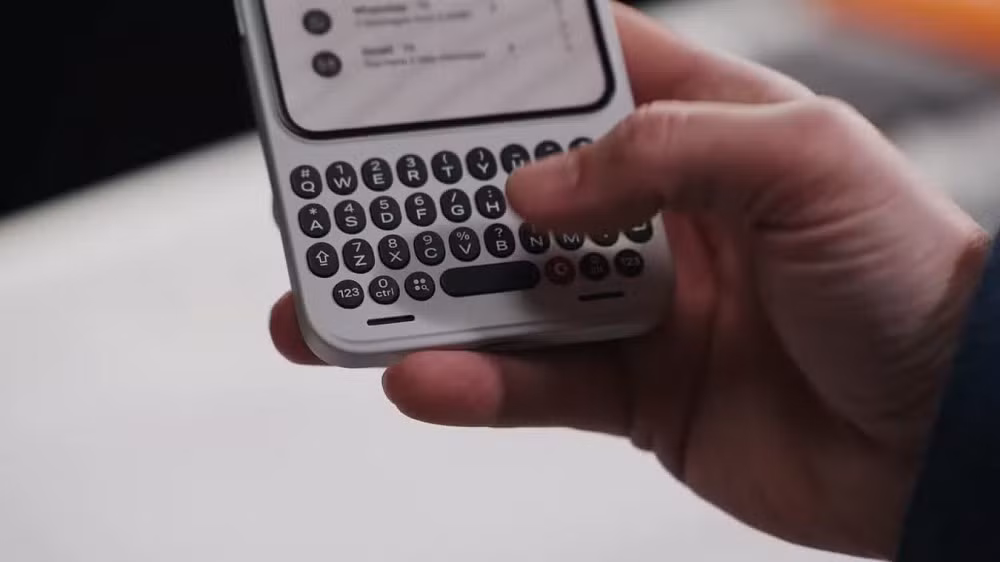 Thiết bị chạy Android 16 với Niagara Launcher, giao diện danh sách tối giản, ưu tiên email, tin nhắn và thông báo quan trọng, gợi lại triết lý BlackBerry trước đây.