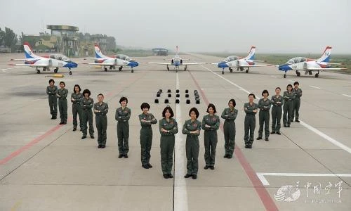 Ngỡ ngàng nhan sắc phi công Không quân Trung Quốc