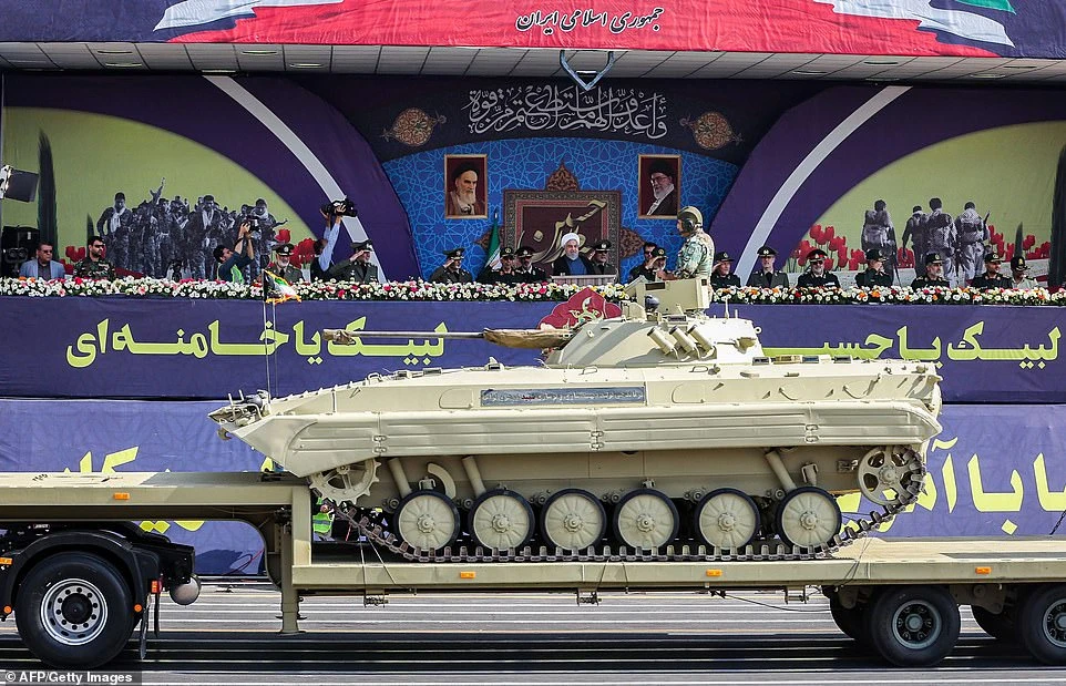 Giữa căng thẳng với Mỹ, quân đội Iran duyệt binh phô diễn sức mạnh