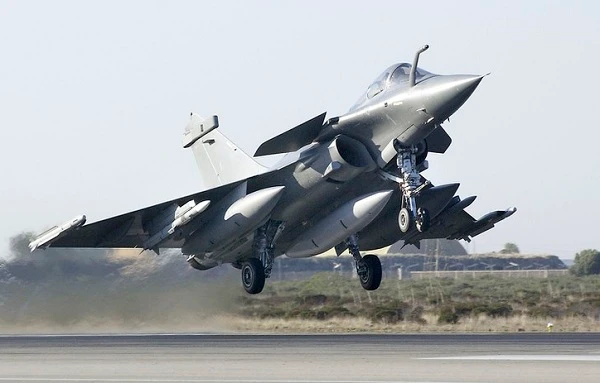 Ấn Độ mua tiêm kích Rafale giá “cắt cổ” gấp đôi F-35: Có bê bối gì phía sau? 