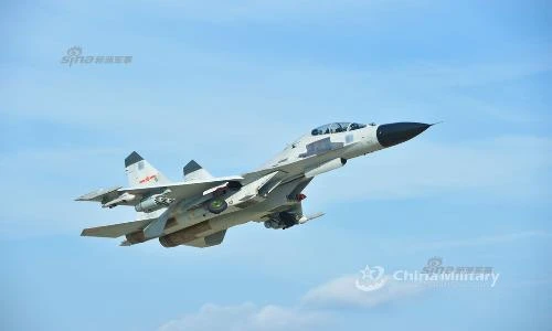 Cẳng thẳng cảnh tiêm kích J-11BH Trung Quốc bổ nhào phóng rocket trên không
