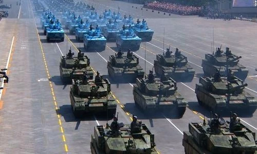 Chán biển người, Trung Quốc "chơi" biển xe tăng, biển máy bay
