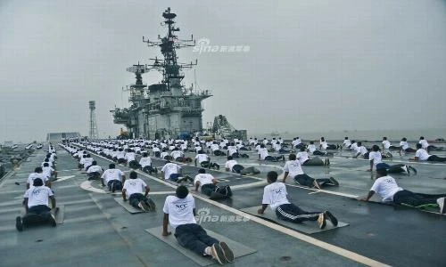 Khó đỡ cảnh lính Ấn Độ tập Yoga trên tàu chiến chật chội