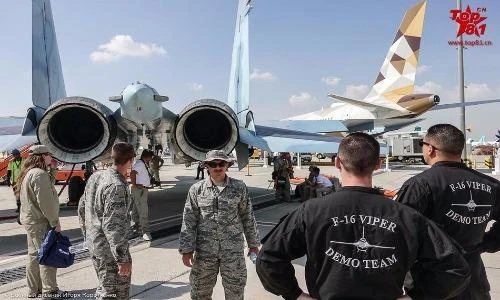 Phi công Mỹ “ngẩn ngơ” ngắm Su-35 của Nga