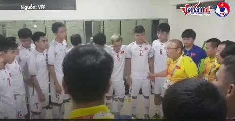 Video: Hình ảnh xúc động của HLV Park và các cầu thủ bên trong phòng thay đồ