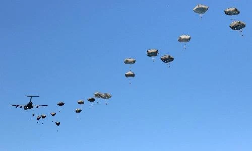 Sau 74 năm, lính dù Israel bất ngờ xuất hiện trở lại châu Âu