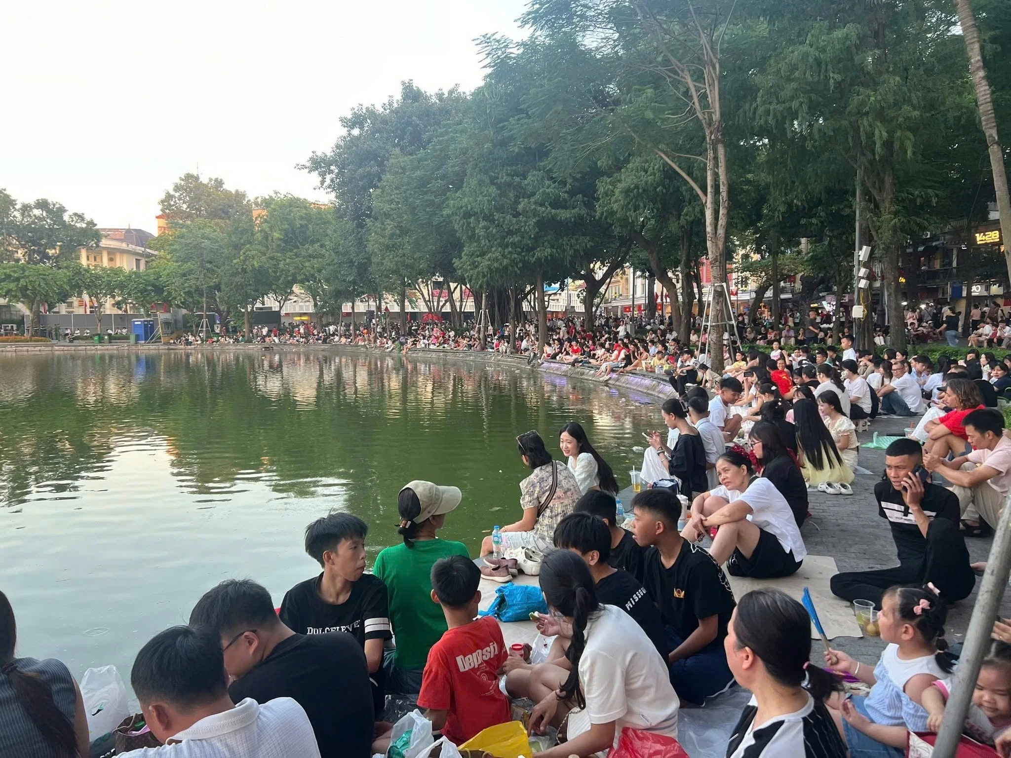 [GALLERY] Người dân háo hức chờ pháo hoa thắp sáng Thủ đô mừng Quốc khánh 2/9